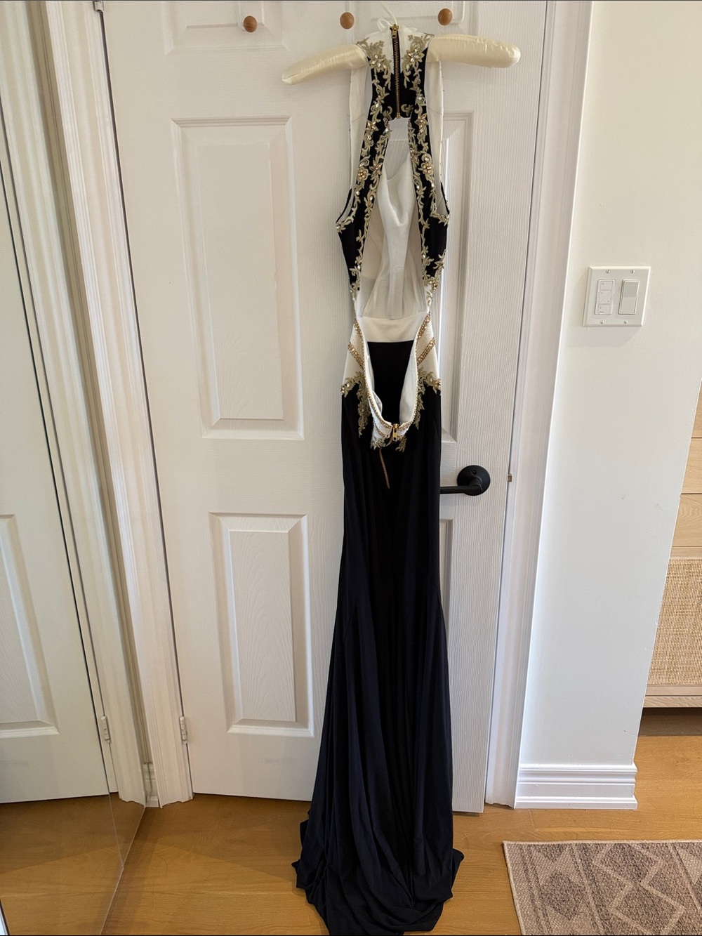 ๐ Halter Neck Rhinestone Sequins Open-Back Gown ๐ - Picture 6 of 8